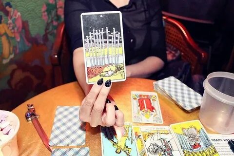 Можно гадать на чужих картах таро