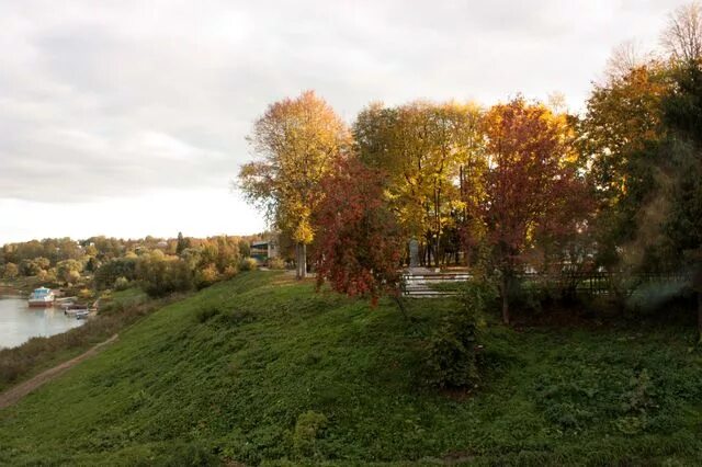 Тарусская серпухов завтра. Таруса набережная. Набережная в г.Таруса. Таруса Серпухов набережная. Набережная Оки Таруса.