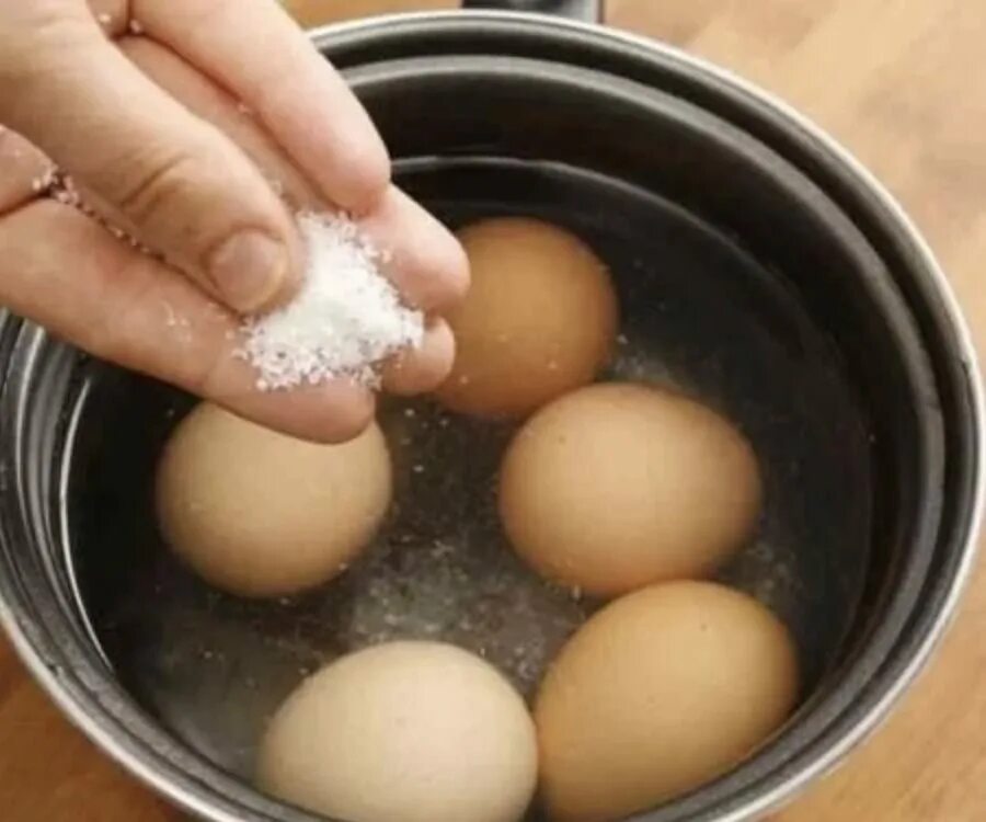 Яйца вкрутую в кипящей воде. Варка яиц. Варить яйца. Яйца вкрутую в кипящую воду. Варка яиц в холодной воде.