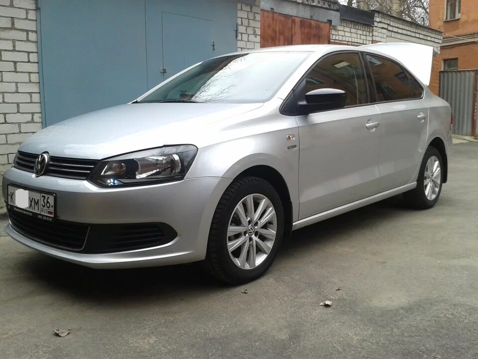 Авито купить фольксваген поло седан. Volkswagen Polo sedan 1.6. Volkswagen Polo sedan 1. Поло седан r15. Фольксваген поло 195 60 15.