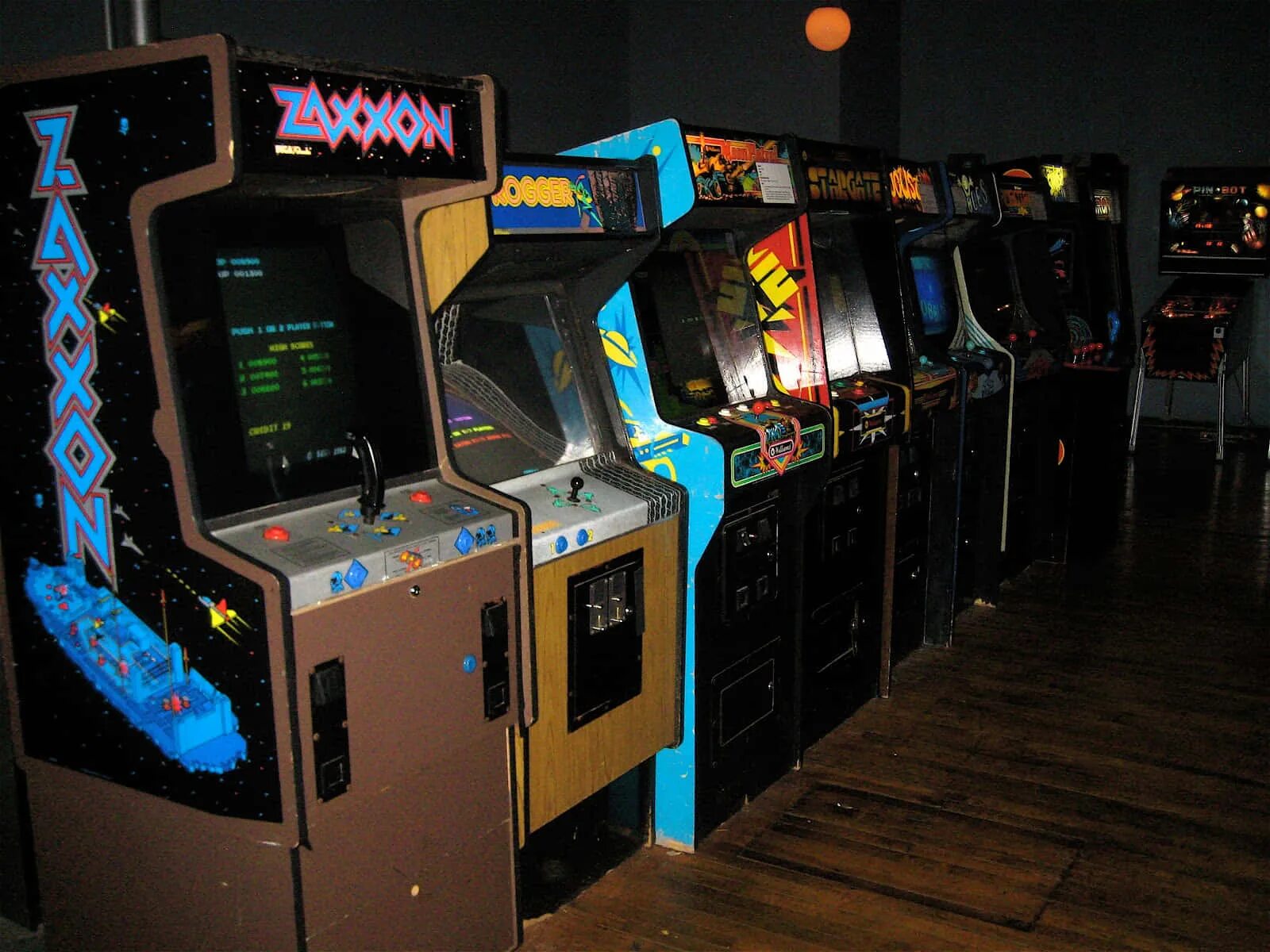 Аркадные автоматы 80-х. Аркадный автомат Нинтендо. Зал игровых автоматов 80х Америка.