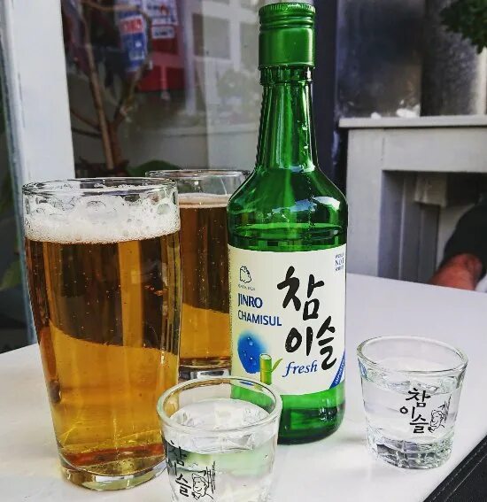 소맥 соджу + пиво. Somaek. Как пьют соджу с пивом. Соджу с пивом. Корейская водка соджу крепость.
