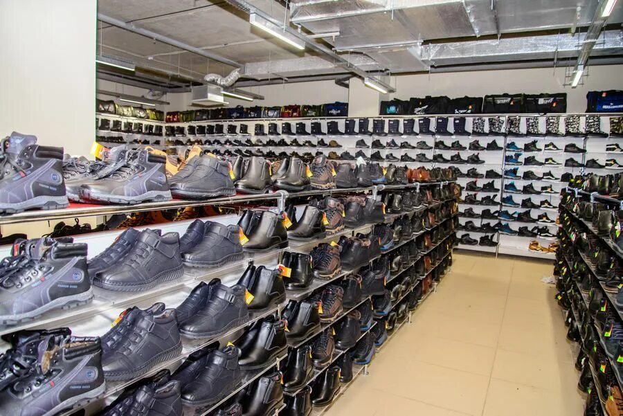 Победа одежда и обувь. Модная обувь нижний новгород. Самоковская город кострома горки обувной показать фото обуви. Победа одежда и обувь. Много обуви.