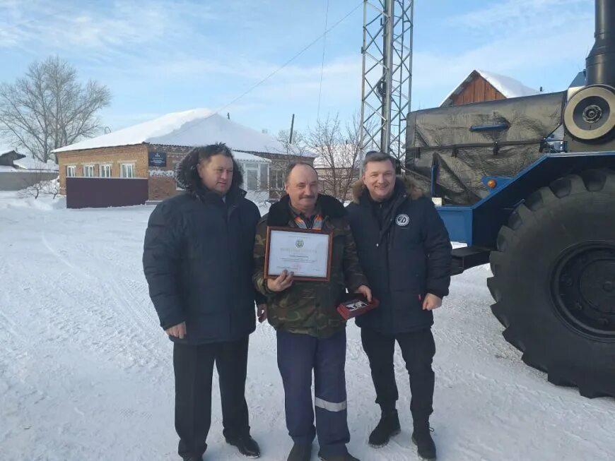 Погода павловка алтайский край угловский. Мирный Угловский район Алтайский край. Администрация Угловского района Алтайского края. Поселок Мирный Алтайского края Угловского района. Круглое Угловский район Алтайский край.