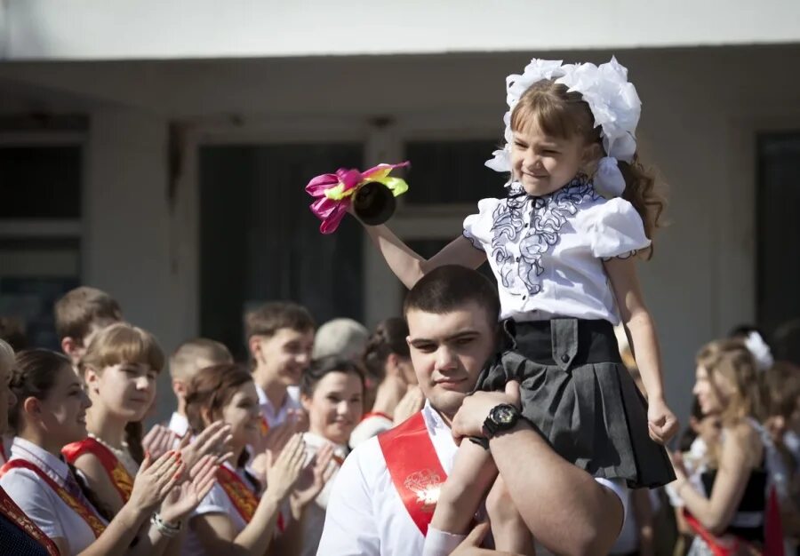 Дадут последний звонок. Первоклассница последний звонок. Первый звонок. Последний звонок первоклассница на плече. Школьные праздники.