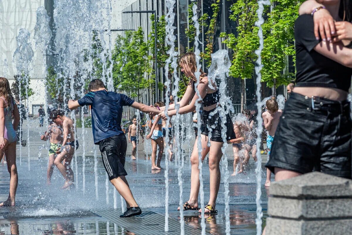 Лето обещало быть. Жара в Москве 2022. Жара в Питере 2022. Сильная жара в Москве 2022. Аномальная жара в Москве.