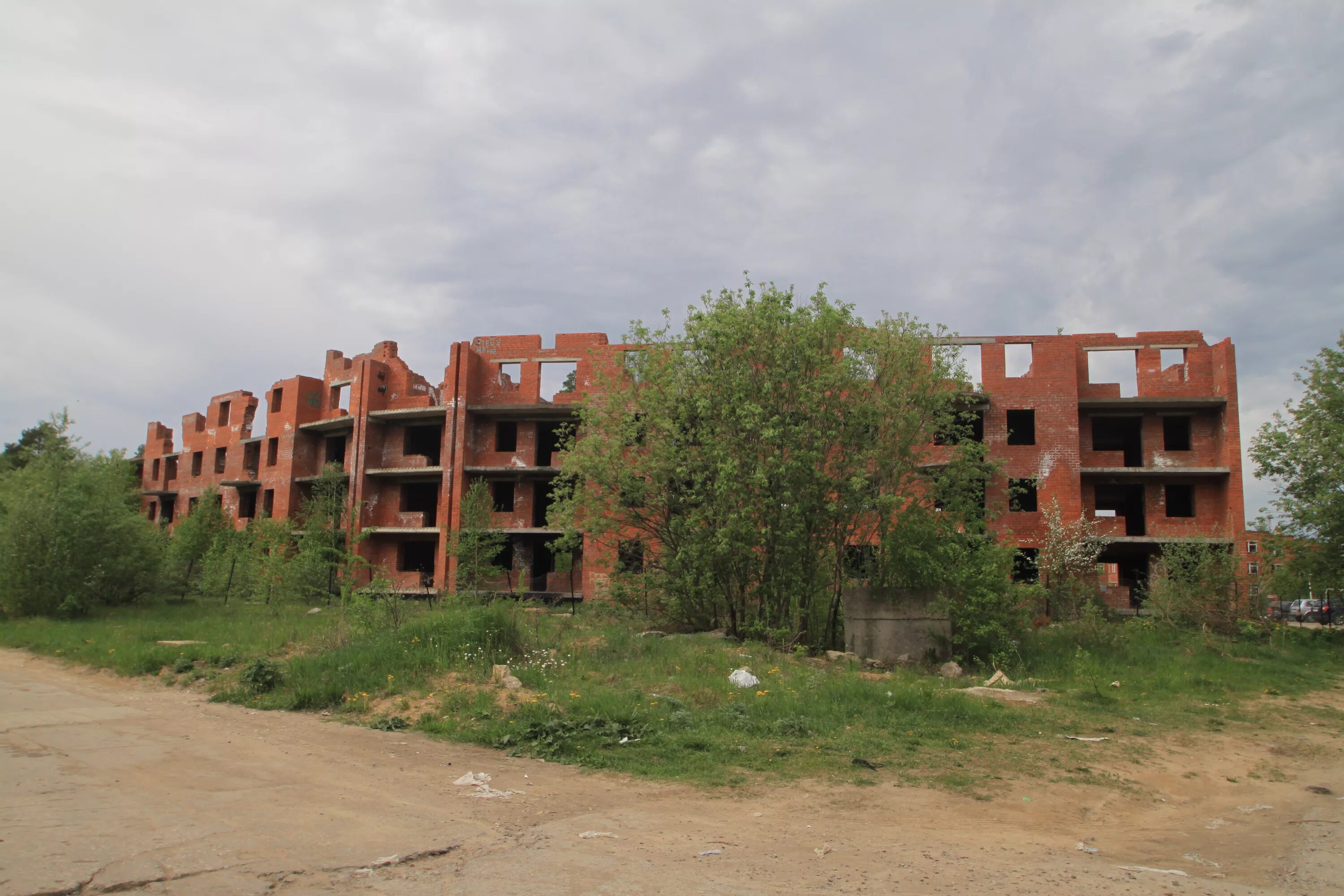 Город Кременки Калужской области. Кремёнки парк Захаркина. Кременки заброшки. Стройка Кременки зелёная.