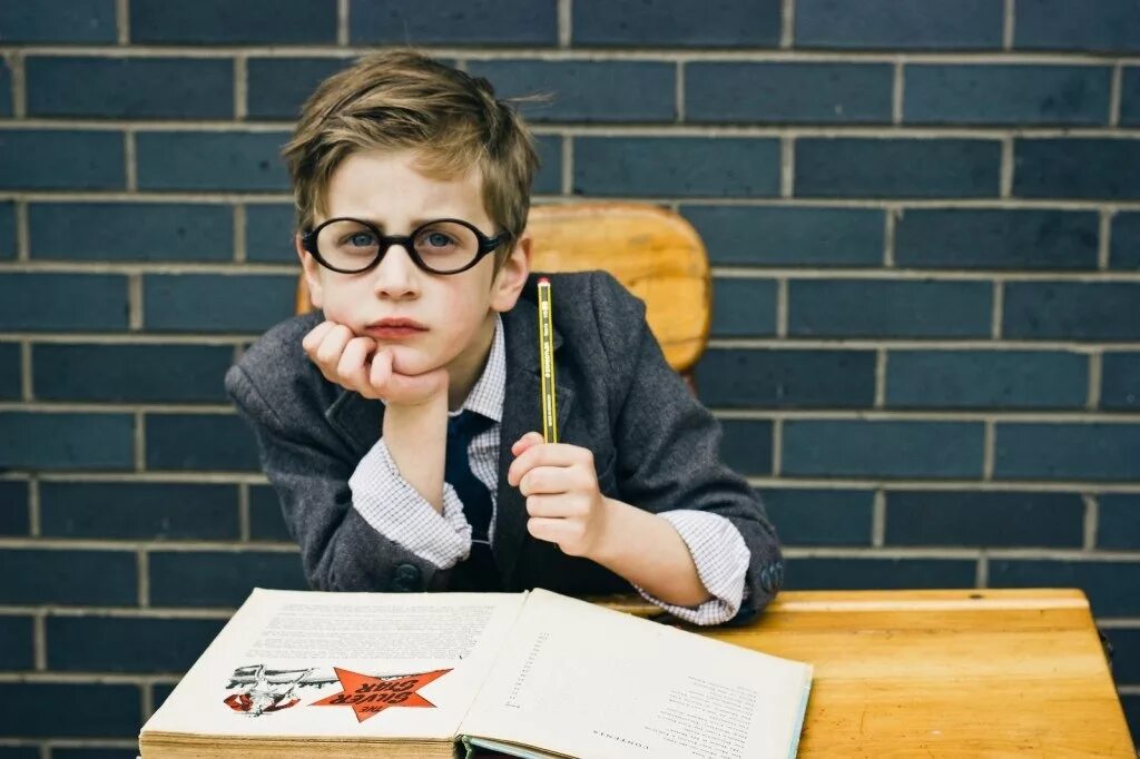 Умные картинки. Мальчик в очках. Школьник в очках. Умный мальчик. Идеальный ученик.