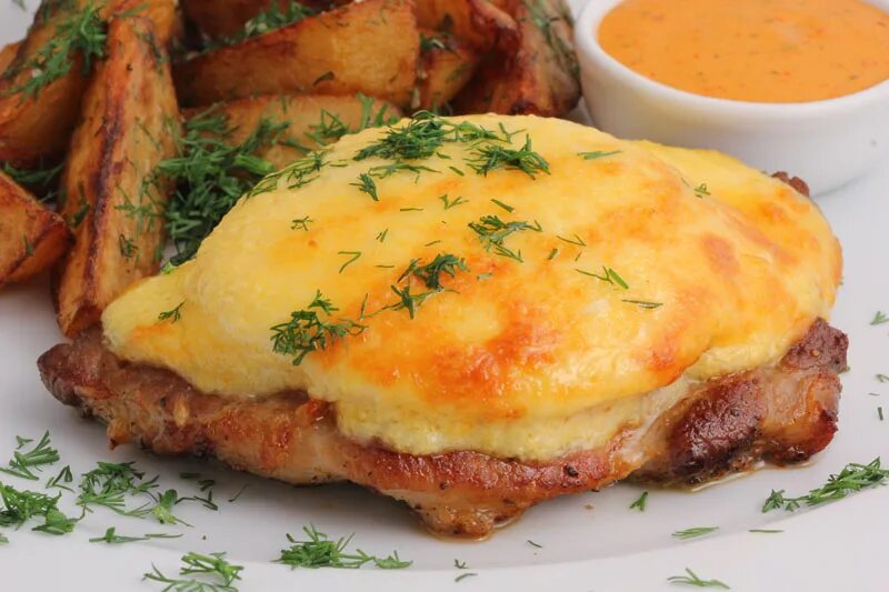 бифштекс с яйцом пашот шоколадница. говяжий тартар. бифштекс с яйцом. бифштекс с сыром. стейк тартар.