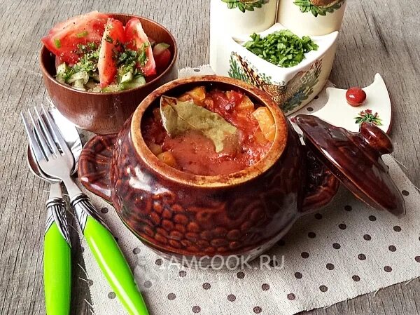 Гуляш из говядины в горшочке. Азу в горшочках. Татарское блюдо в горшочке. Азу по-татарски в горшочках в духовке. Свинина в горшочках в духовке.