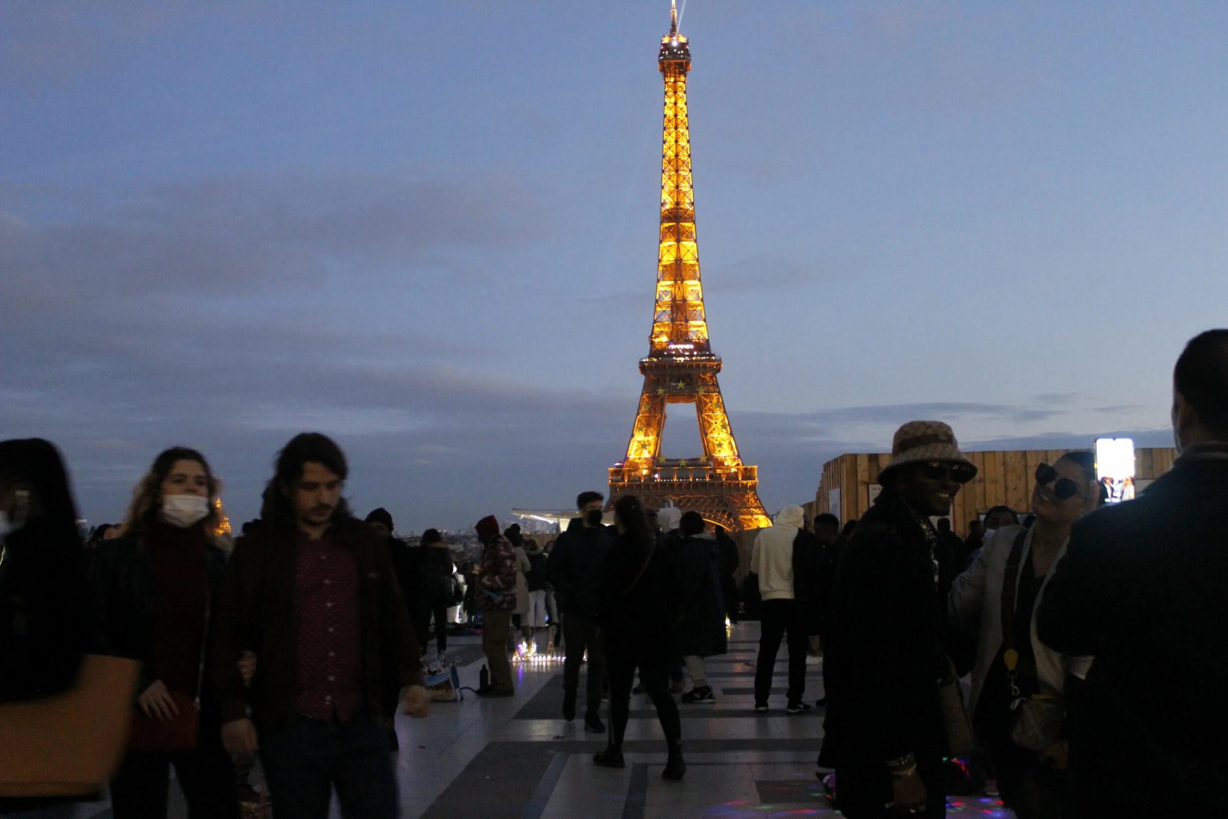 Париже сейчас день. Париж в январе. Послезавтра Париж. Париж 24 января. Туристы в Париже в январе.