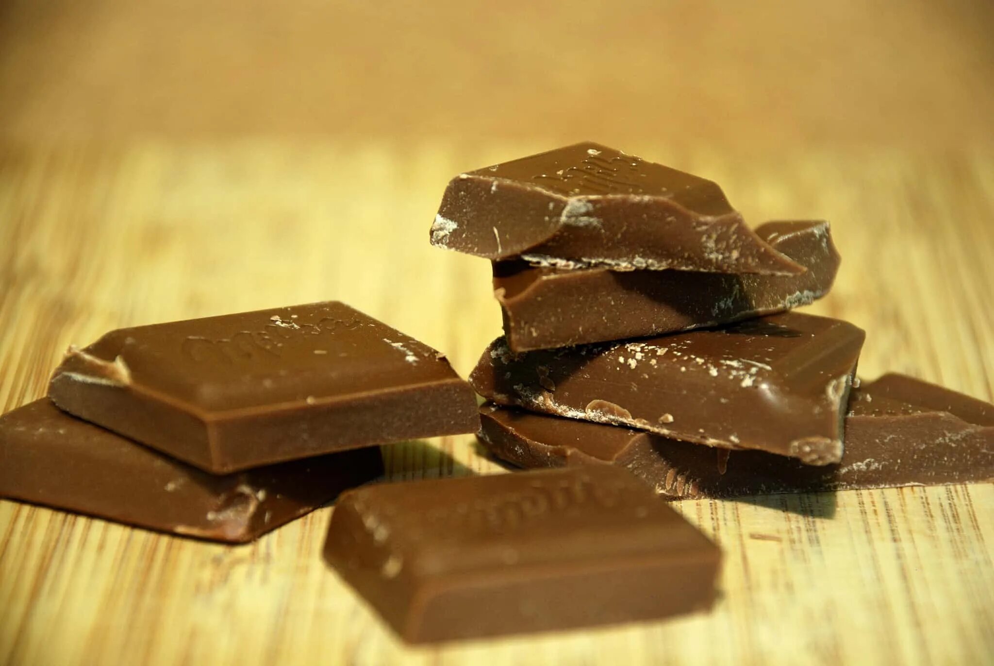 Шоколад вещества. Сахарное поседение шоколада. Топленый шоколад. Жировое поседение шоколада. Просроченный шоколад.