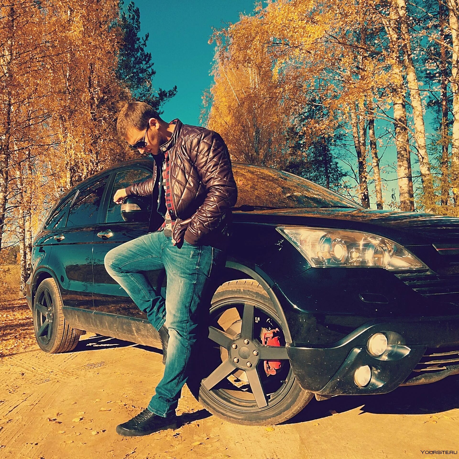 Пацан возле машины. В костюме возле машины. Пацан возле машины. Пацан возле машины. Мужчина возле машины.
