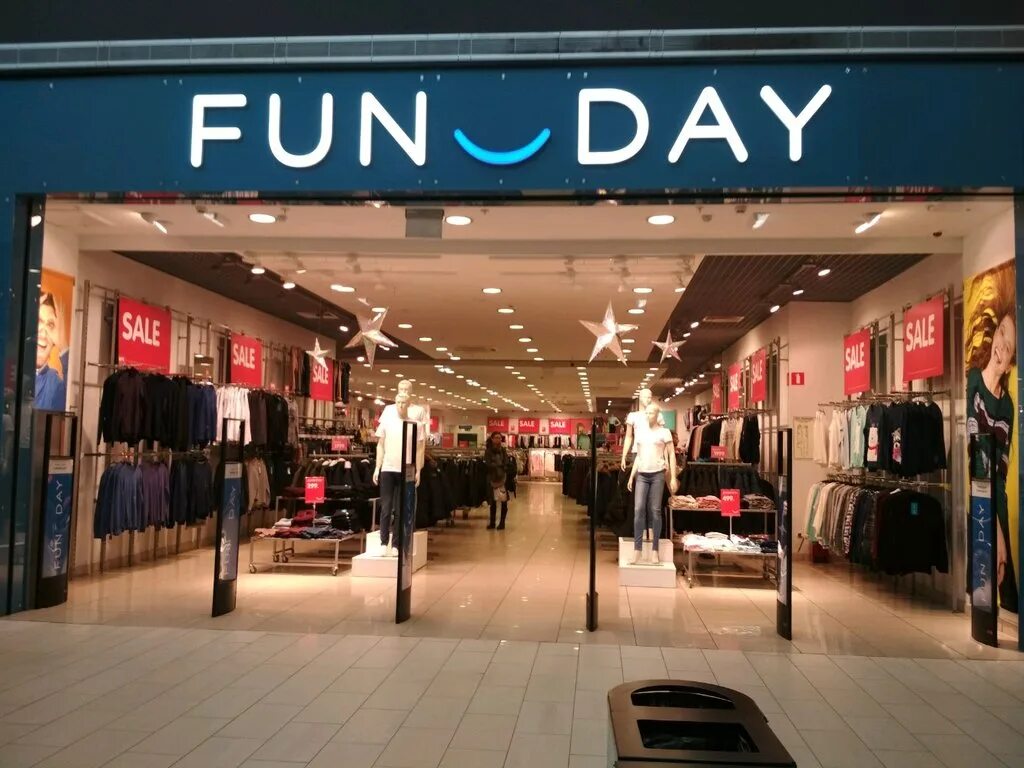 New day shop. Фан Дэй мега Омск. Магазин Фандей. Funday магазин одежды. Магазин одежды фан Дэй.