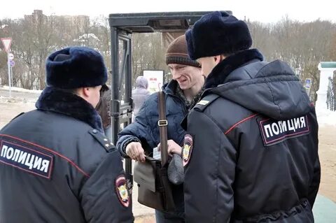 Полиция обыскала на улице
