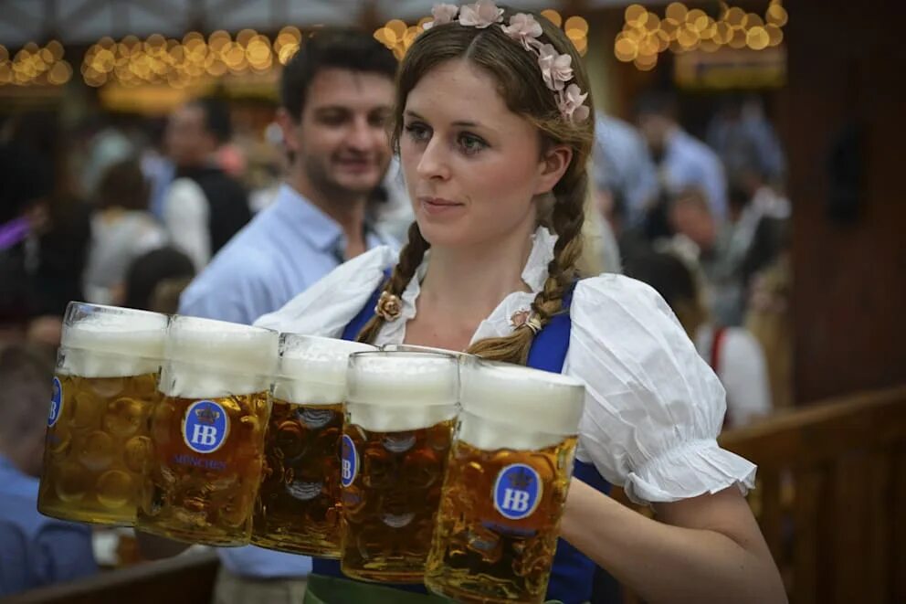 Мюнхенский oktoberfest. Октоберфест в мюнхене. St beer oktoberfest. Немка с пивом. Мюнхен фестиваль октоберфест.