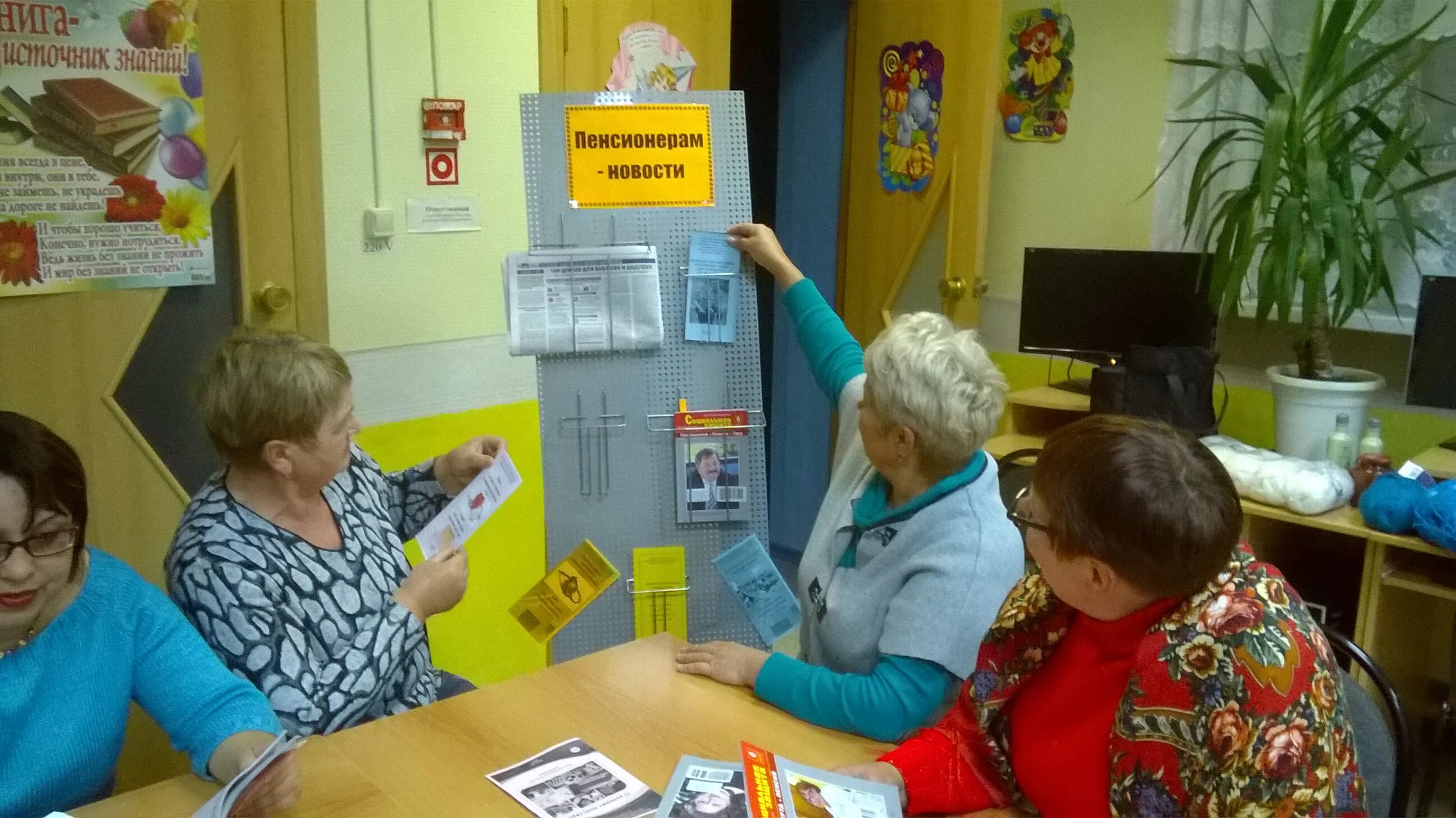 Российские пенсионеры. Центр досуга для пенсионеров. Творчество для пенсионеров. Выставки для пенсионеров в санкт петербурге. Цбс белого железнодорожный.