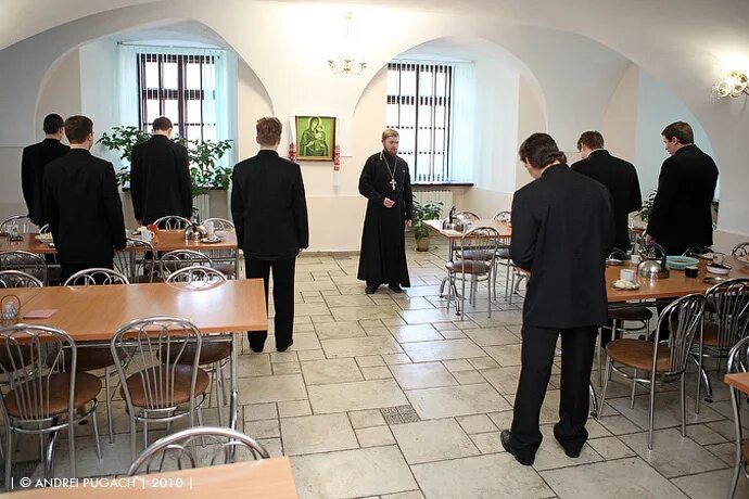 Трапезная сретенского монастыря в москве. Трапезная палата сретенского монастыря. Трапезная сретенского монастыря. Трапщнвя сретенского монастыря. Духовная семинария сретенского монастыря.