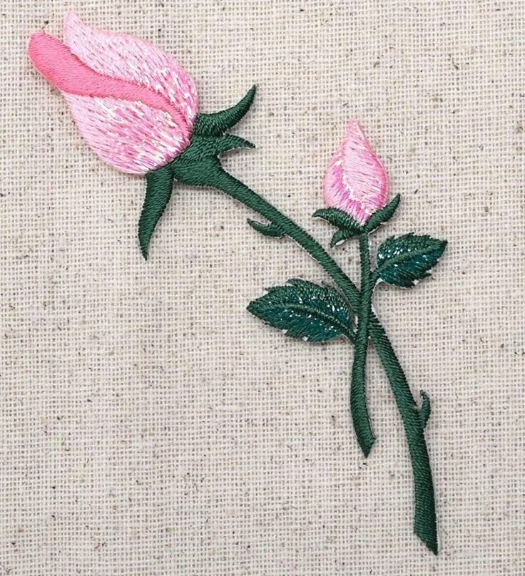 Вышивка бутона гладью. Бутоны роз для вышивки гладью. Вышивка гладью розы для начинающих. Вышивка на розовом фоне.
