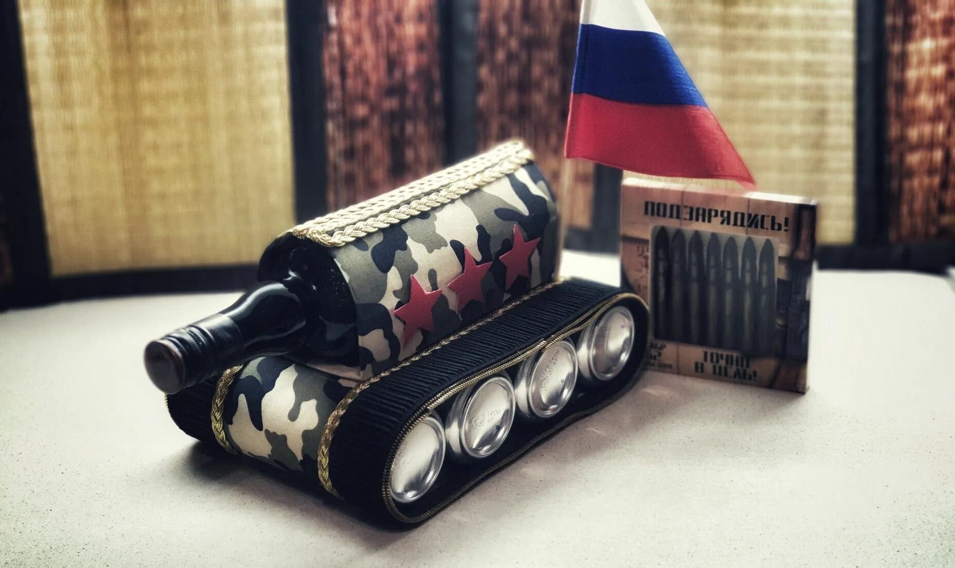 подарки на 23 февраля мальчикам. пиво на 23 февраля подарок. оригинальный подарок на 23 февраля. танк из пивных банок. сувениры на 23 февраля.