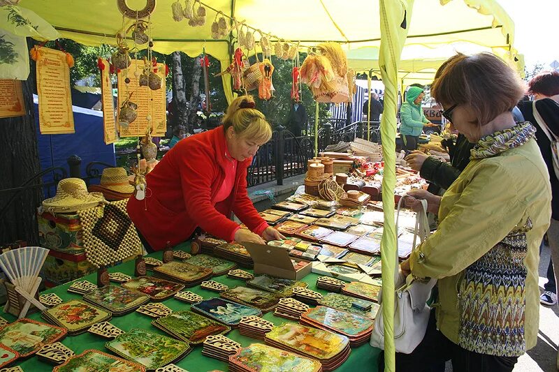 Торговли сувенирами. Ярмарка народных промыслов. Ярмарка город Мастеров. Ярмарка сувениров. Ярмарка народных сувениров.