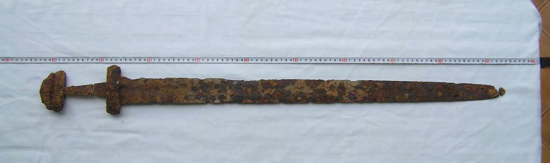 Меч викингов ульфберт. Мечи которые были найдены. Катаны найденные в раскопках. Мечи древних чуваш. Мечи которые были найдены.