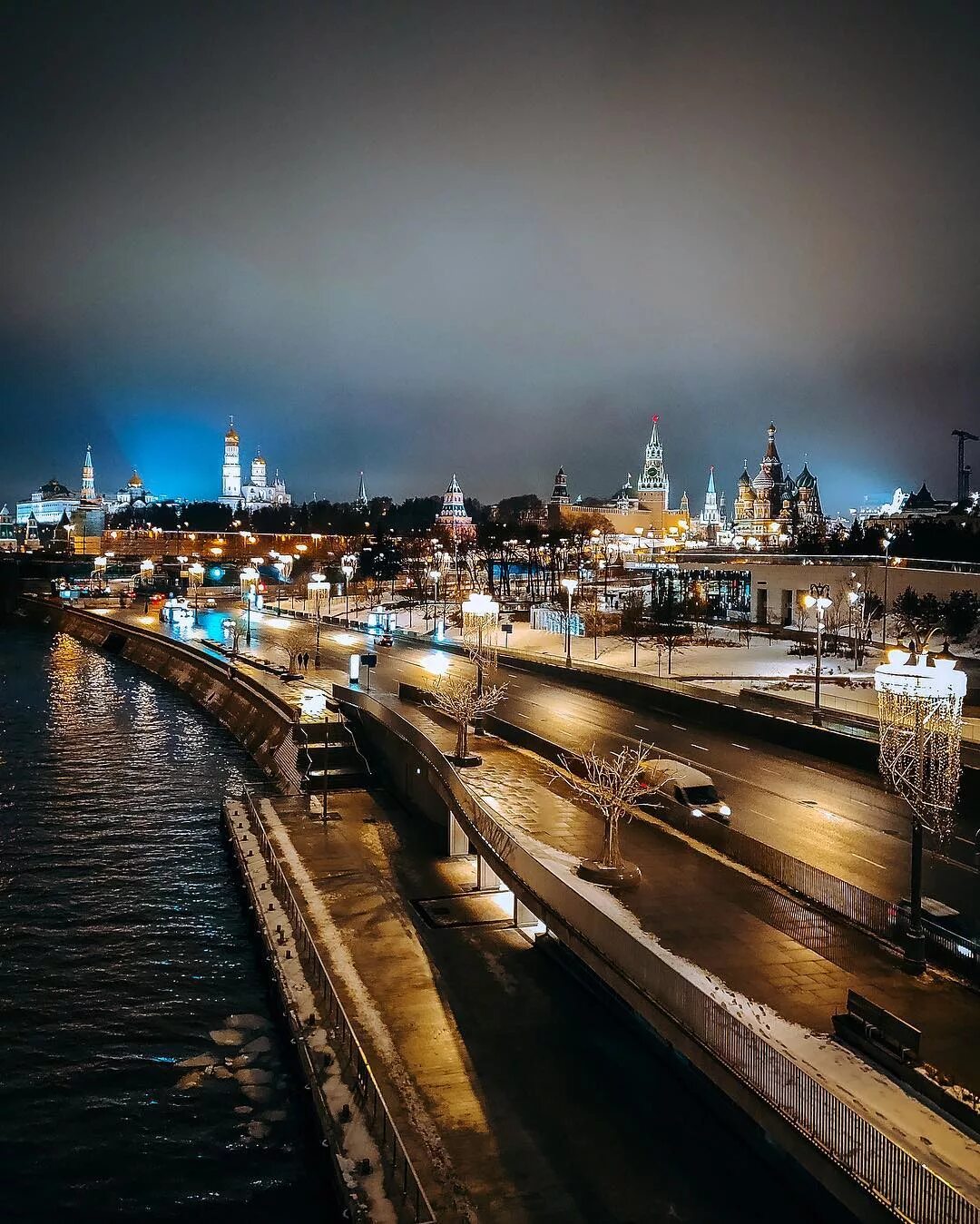 Аватарки москва. Зарядье Москва ночью. Парк Зарядье в Москве ночью. Парк Зарядье ночью. Парящий мост в Зарядье.