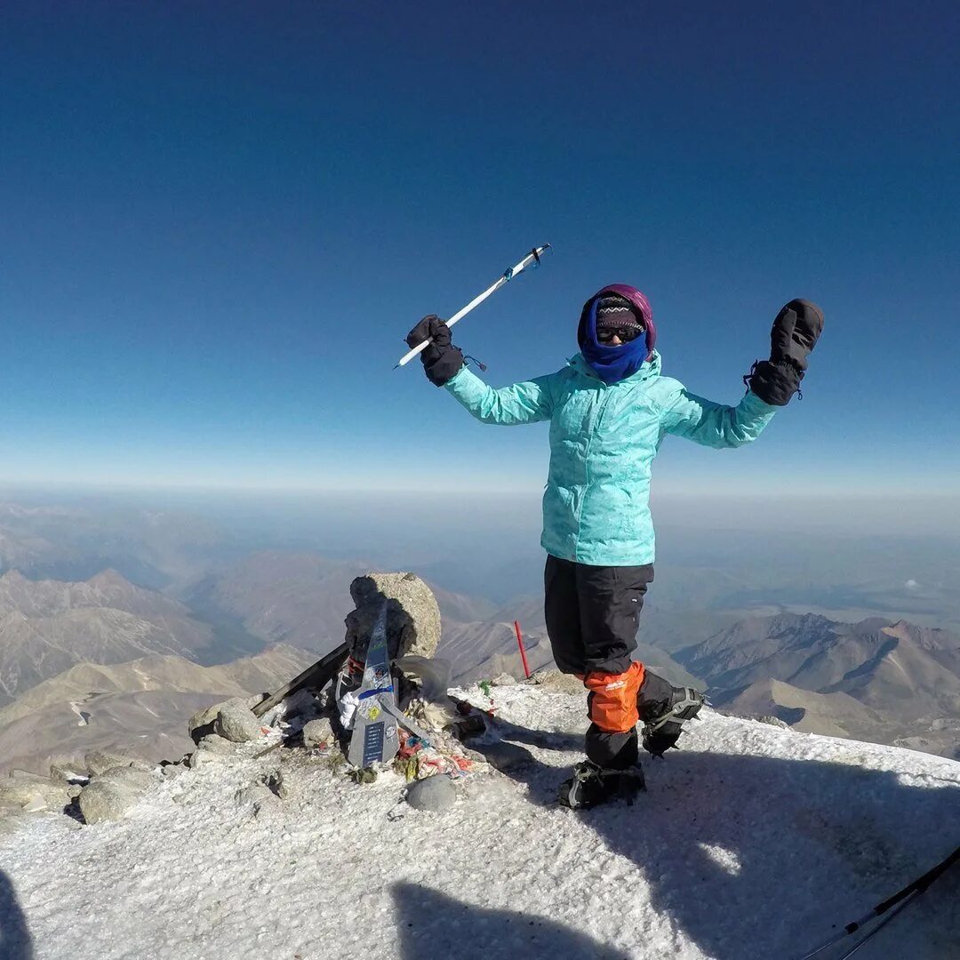 Килар хаширов памятник. Первый покоритель эльбруса. Первый покоритель эльбруса. Памятник первым покорителям эльбруса. Эльбрус 3200.