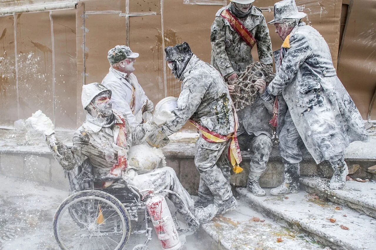 яично мучная битва в испании. яично мучная битва в испании. яично-мучной праздник в иби, испания. битвы яично мучной битвы. карнавал - мучные бои в греции.