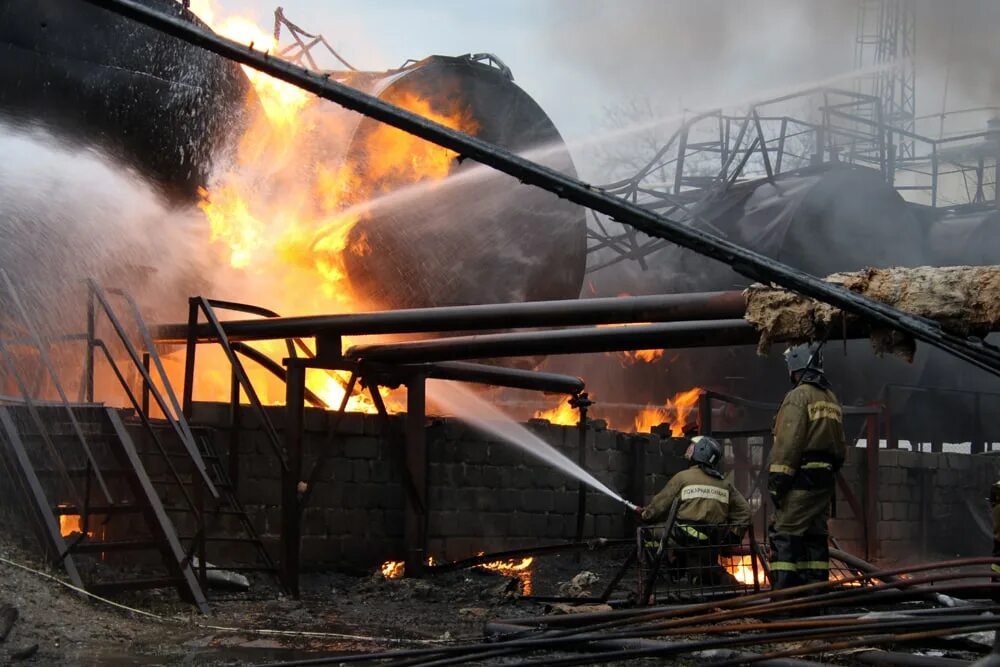 Где в курске горела нефтебаза. Пожары на промышленных объектах. Сгоревшая Нефтебаза. Пожар на нефтебазе. Горит Нефтебаза в Луганске.