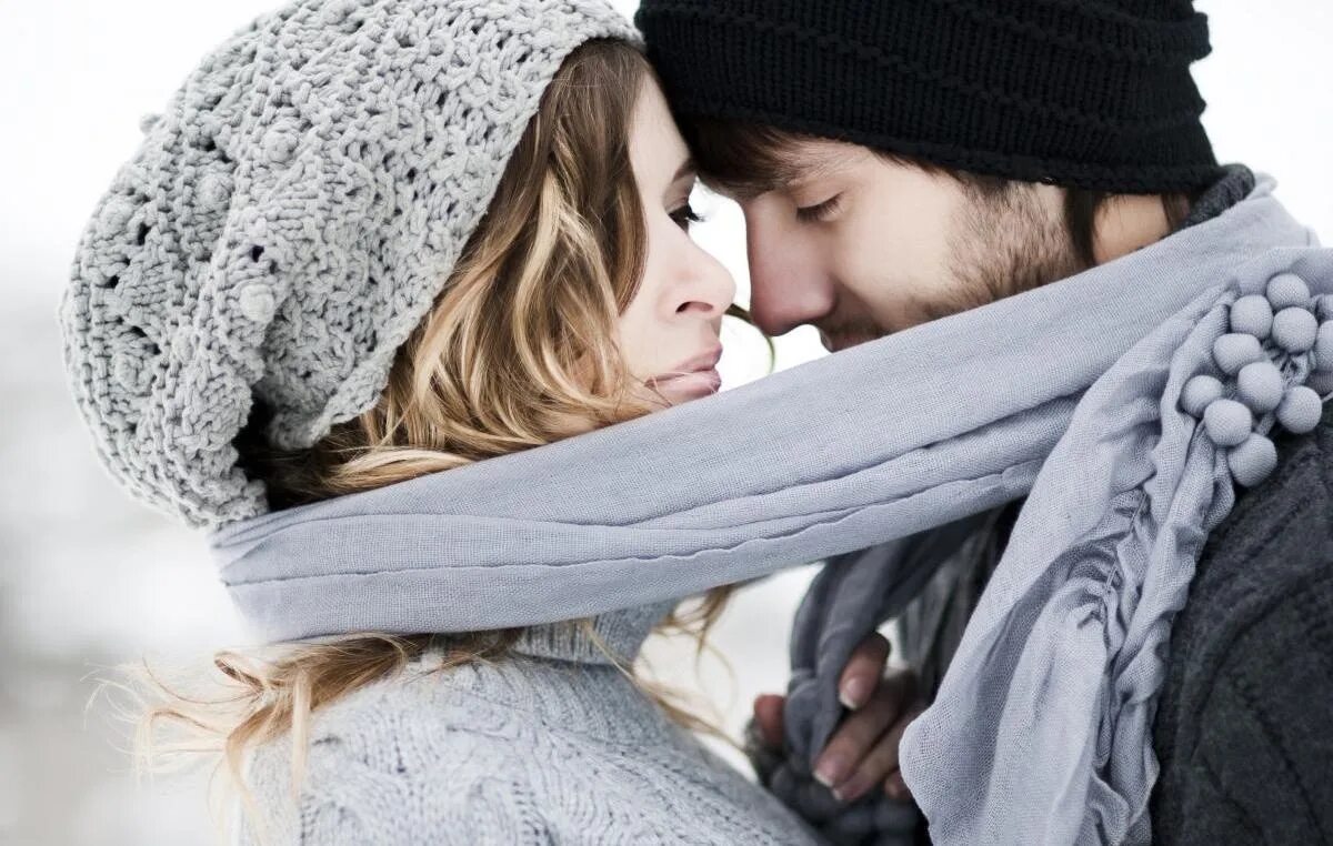 Обнимаю зимой. Зимние объятия. Зима любовь. Пара зимой. Мужчина и женщина зимой.