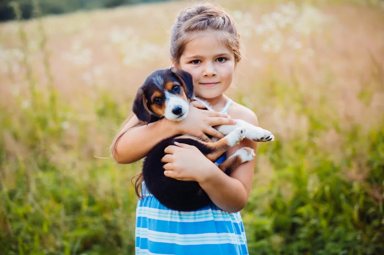 Щеночек девочка. Девочка и щенок. Щенок на руках. Девочка с собакой. Маленькая девочка с собачкой.