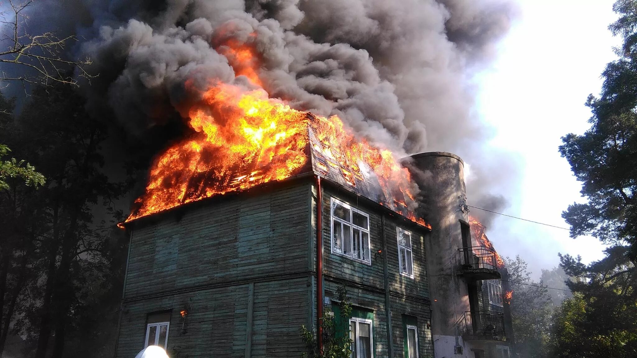 Пожар в доме дали. Пожар в доме. Горящий дом. Дом горит. Сгоревший дом.