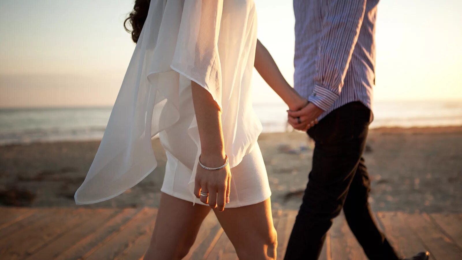 парень с девушкой идут. счастливые влюбленные. свадьба со спины. парочка влюбленных со спины. девушка в платье со спины брюнетка.