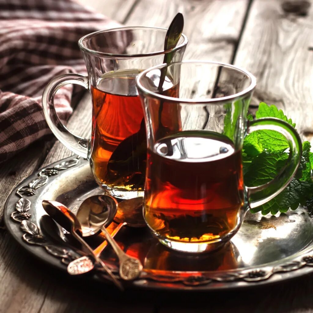 Чай в стакане. Чайные стаканы. Чай (напиток). Бокал с чаем.