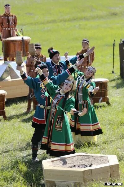 солист туймаада. ансамбль туймаада. ысыах туймаады. воротник рубашки ысыах. уххан сирэ.