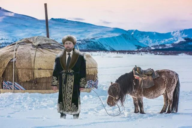 Николас Кейдж казах. Николас Кейдж в чапане. Чапан казахский Николас Кейдж. Kazakh me