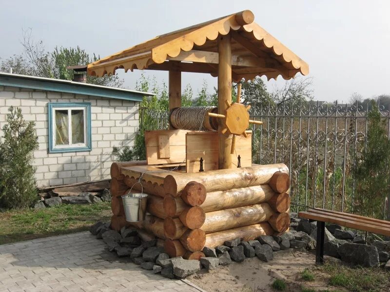 Деревянные срубы колодцев. Колодец из бревен декоративный. колодец из сруба. красивые срубы для колодцев. сруб для колодца.