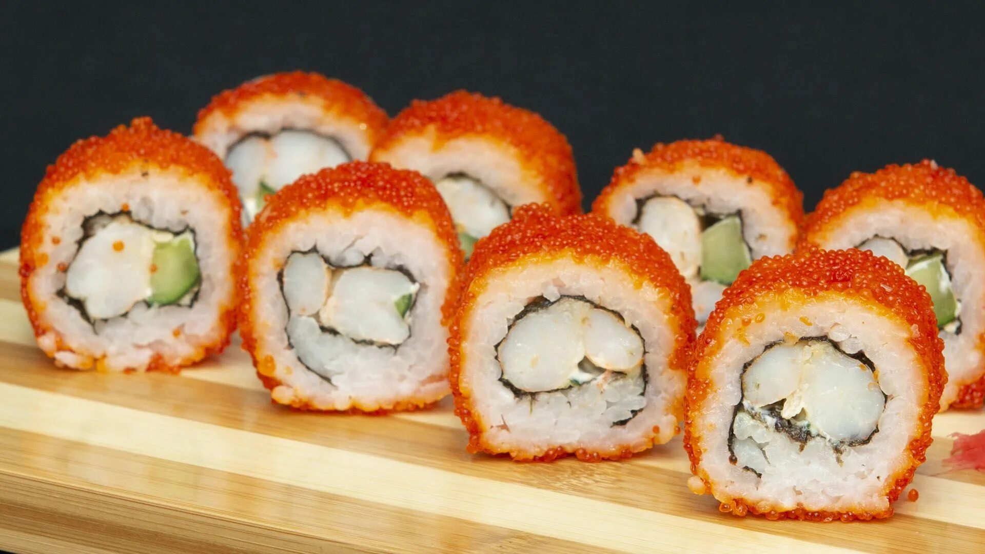 урамаки калифорния с крабом. ролл филадельфия с икрой тобико. японская калифорния. калифорния роллы. суши калифорния с крабом.