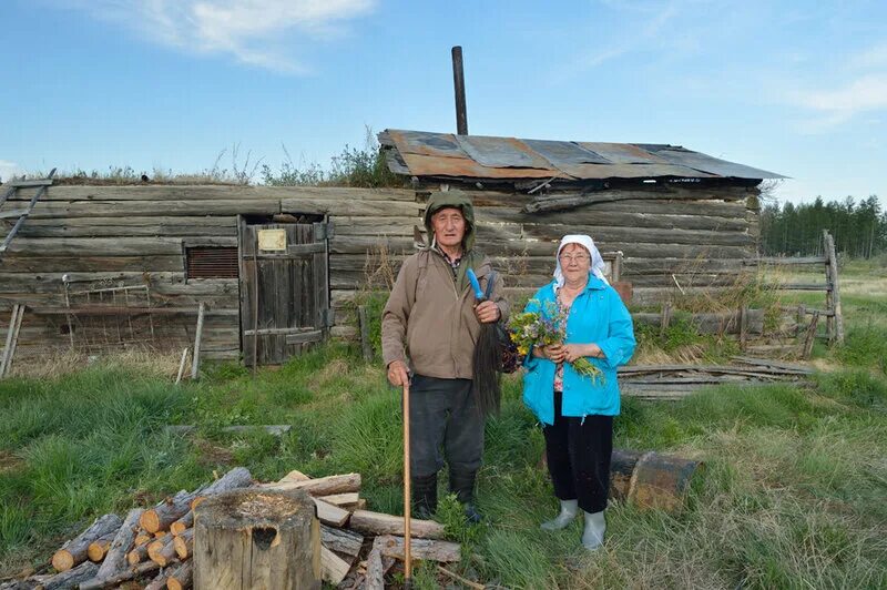 Чем был приезд фотографа для жителей села. Жизнь Якутской деревни. Деревенская жизнь Якутия. Якутская Старая деревня. Жизнь в Якутской деревне летом.