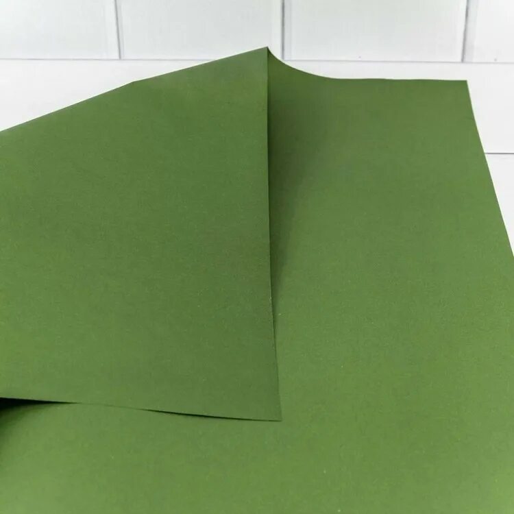 Упаковочная бумага зеленая. Крафтовая бумага цветная. Зеленая крафт бумага. Крафт бумага в листах.