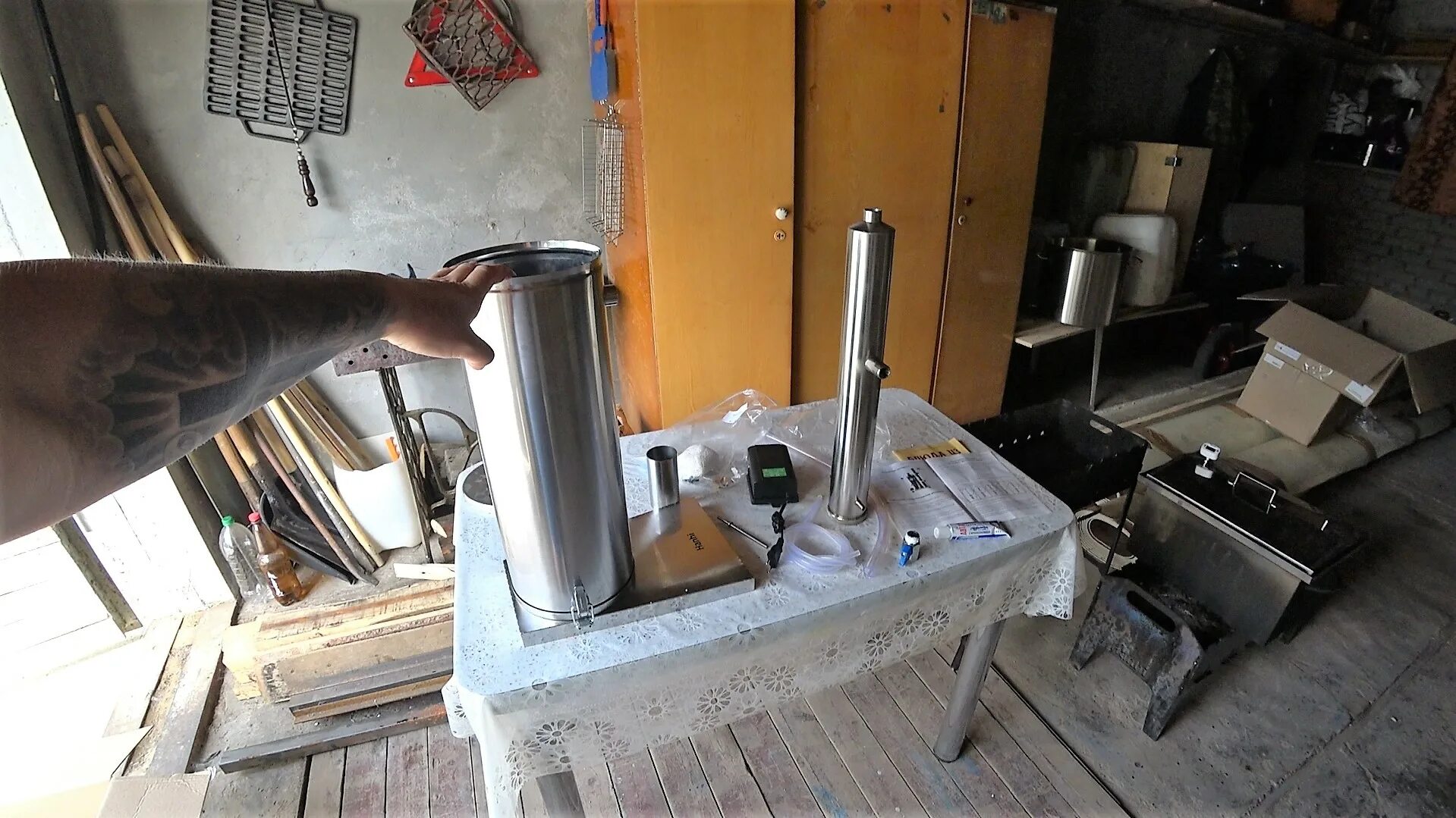 Коптильня для сала холодного копчения. Генератор для коптильни холодного копчения. Дымогенератор копчение сала. Дымогенератор копчение сала. Копчение грудинки в коптильне с дымогенератором.
