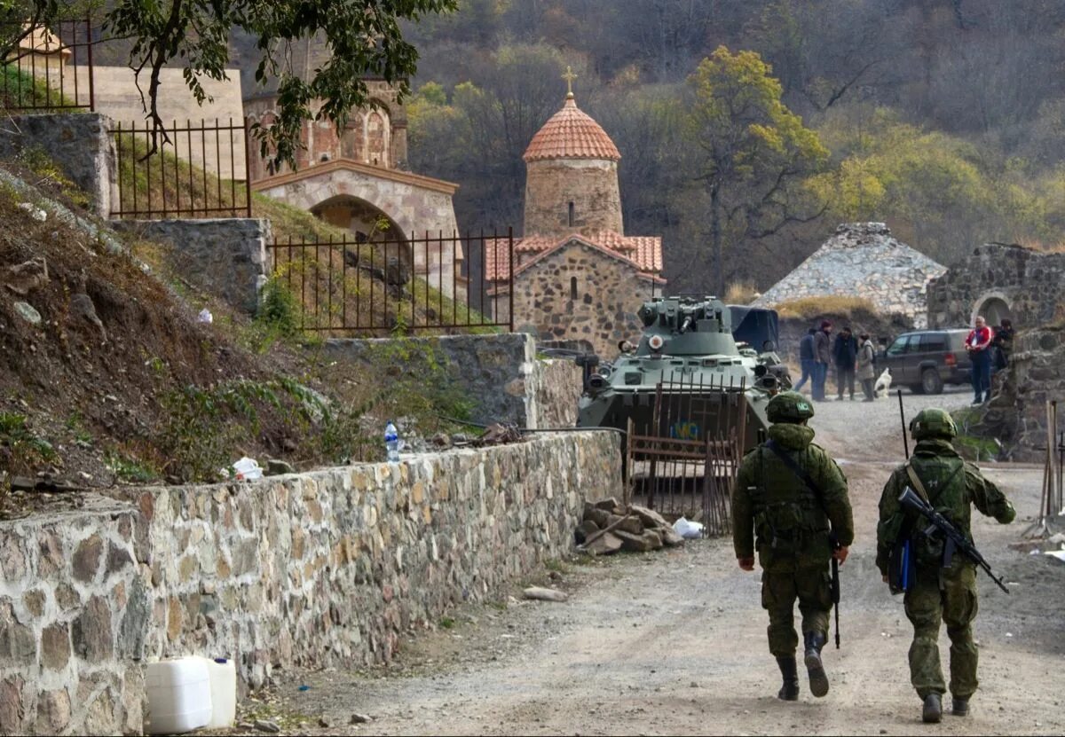 Что такое карабах. Монастырь Дадиванк Нагорный Карабах. Дадиванк монастырь миротворцы. Дади Ванк Нагорный Карабах. Дадиванк армянские монастыри Азербайджана.