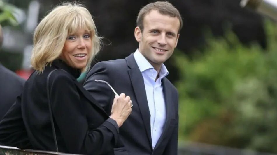 Молодая жена макрона. Жена президента Франции Брижит Макрон. Жена президента Франции Макрона в молодости. Макрон в молодости. Бриджит Макрон в молодости.
