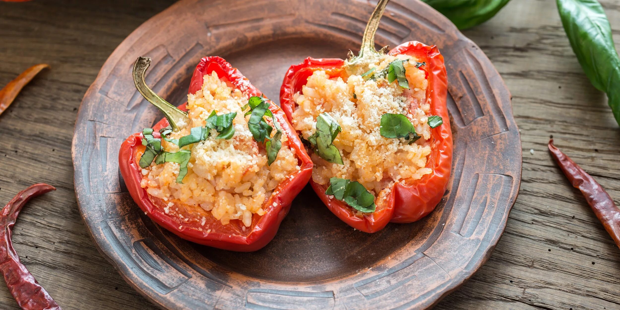 Перец с курицей и сыром. Фаршированные половинки перца. Болгарский перец фаршированный. Перец фаршированный лодочки. Перец запеченный в духовке половинками.