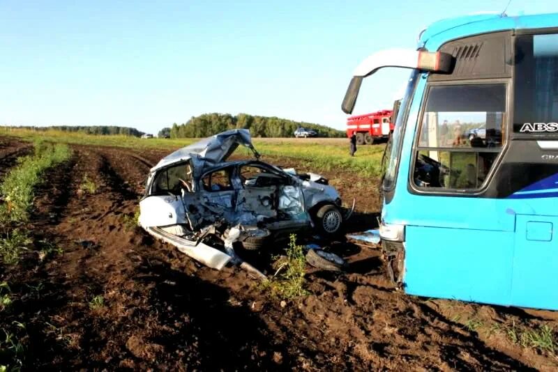 Авария на алтайском крае трассе. Авария в Троицком районе Алтайского края Петровка. Авария Алтайский край Троицкий район. Авария в Троицком районе Алтайского края. ДТП Троицкий район Алтайский край.