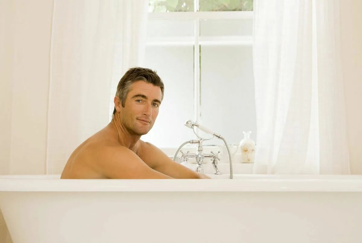 Мужчина в ванной. Сидит в ванне. Парень сидит в ванной.