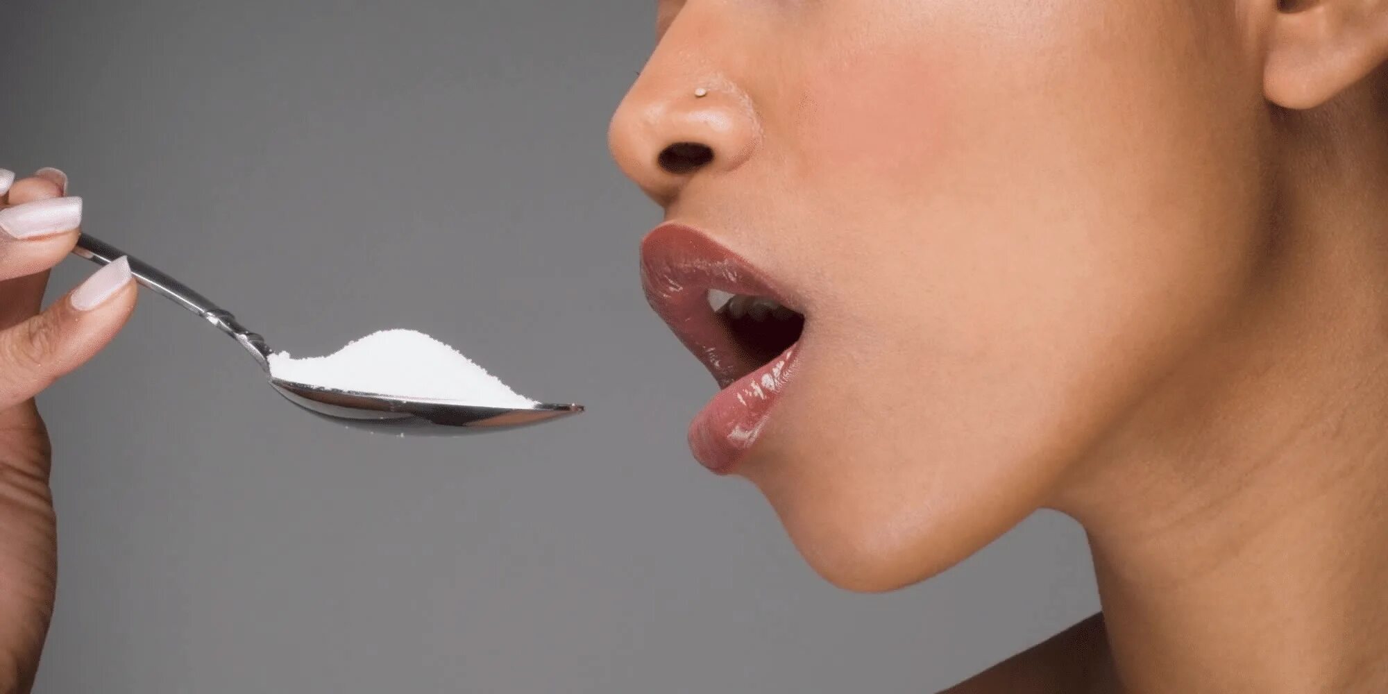 Ложка во рту. Человек ест сахар. Девушка ест ложку сахара. Ложка сахара. Почему едят много соли