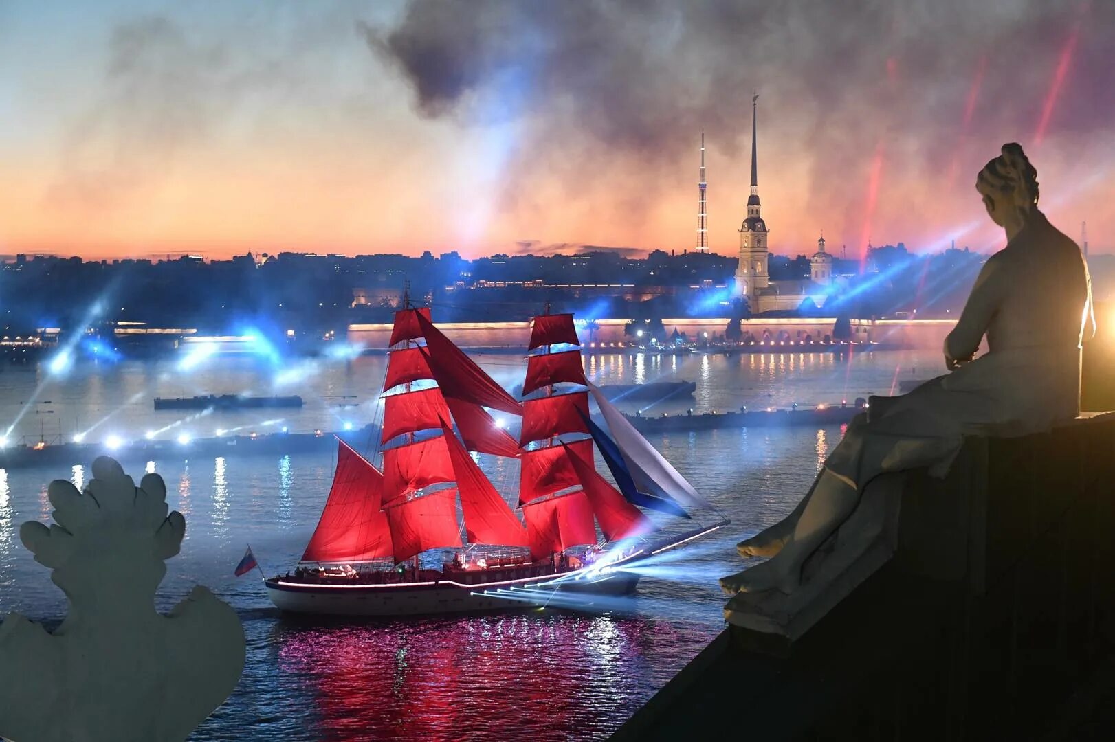 Алые паруса 2022 в санкт-петербурге. Воробьев набережная невы у академии художеств. Сгорел автобус на светлановском. 23 июня спб. 23 июня спб.