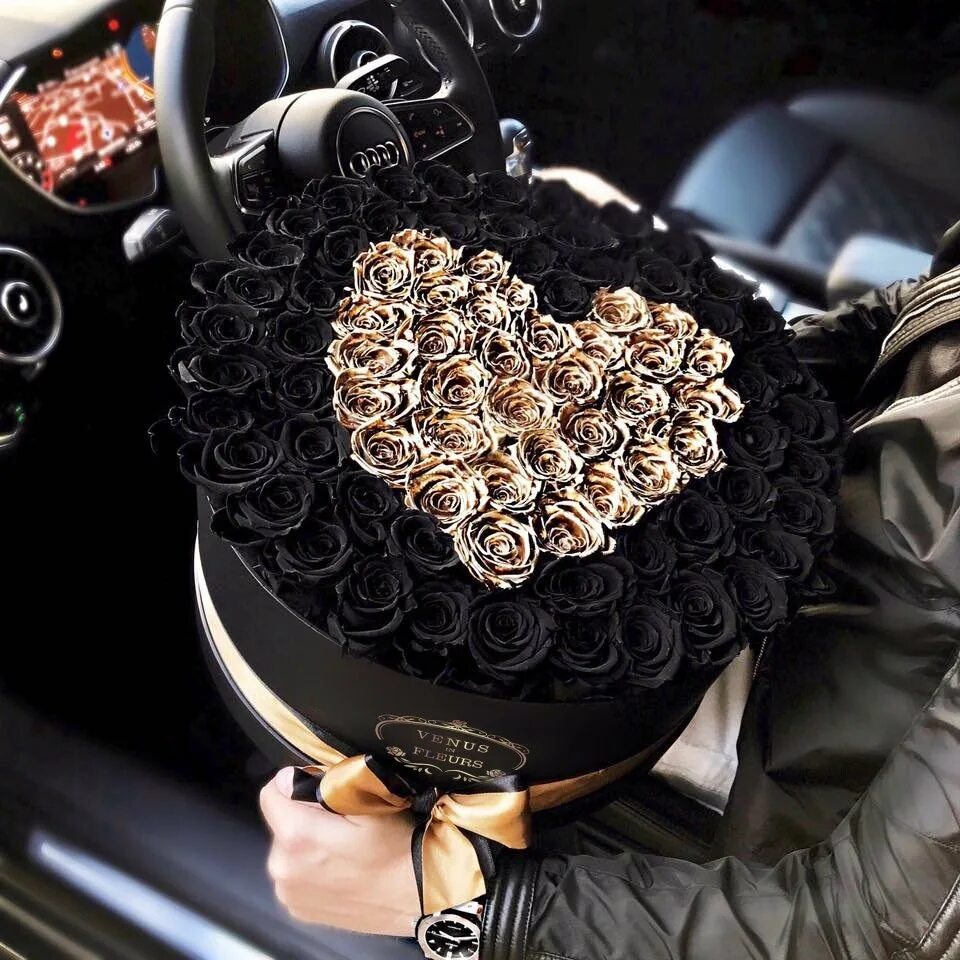 Черные подарки девушке. Черные подарки девушке. Необычный подарок девушке. Черный букет роз в руках. Роскошные подарки для девушек.